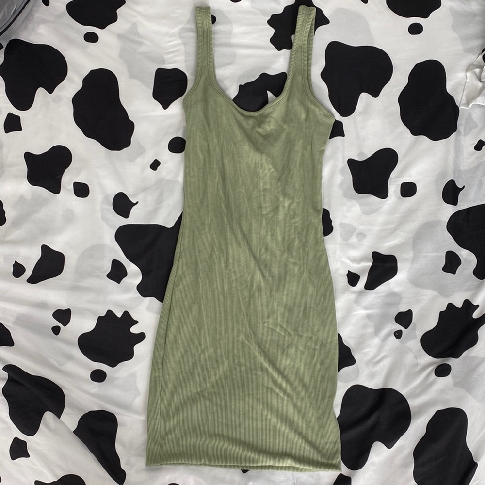 Green Body-Slimming Dress. Soft Material that makes your body look curvy.